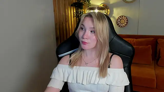 Snapshot of ElaraVoltage chatting on 05.12.26 ElaraVoltage online show from 05.12.26