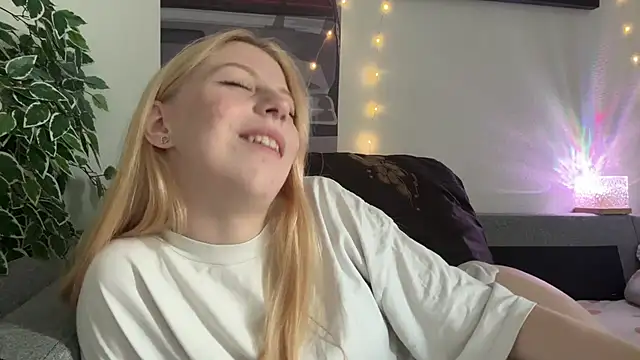 Snapshot of Fanny_Fresh chatting on 06.26.26 Fanny Fresh online show from 06.26.26