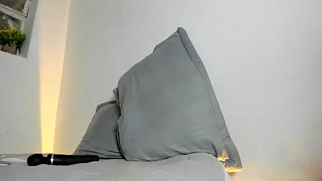 Hannah White  online show from 07.06.26