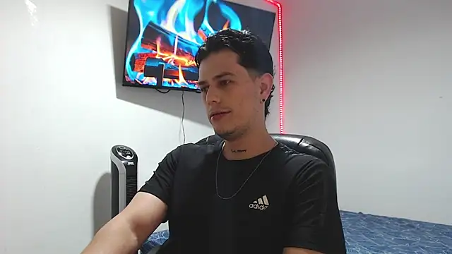 Snapshot of JUAN_CAMILOXXX chatting on 05.05.26 JUAN CAMILOXXX online show from 05.05.26