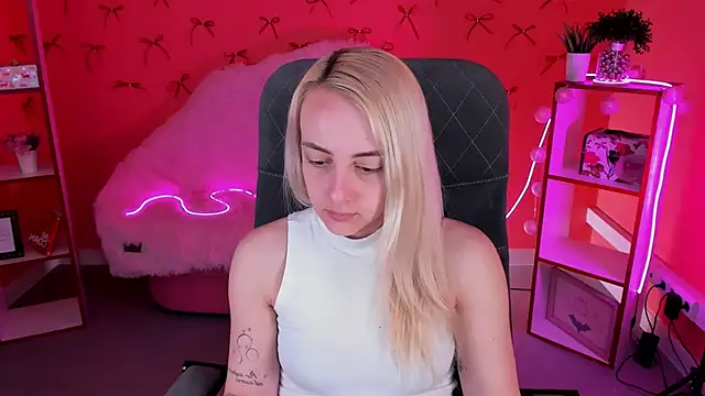 CarolMoor online show from 04.15.26