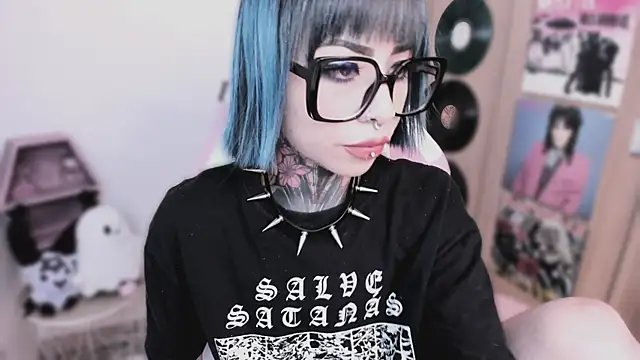 shes creepy online show from 04.24.26