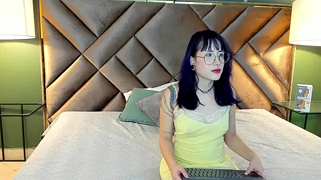 Snapshot of Rache_Roth chatting on 04.30.26 Rache Roth online show from 04.30.26
