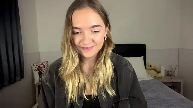 Snapshot of RoxyWet chatting on 07.15.26 RoxyWet online show from 07.15.26