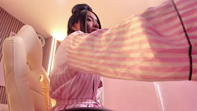tifannygrey  online show from 07.28.26