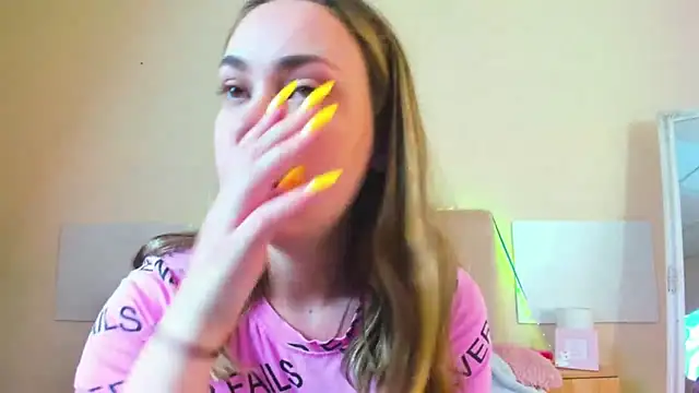 Snapshot of MelanieCuty chatting on 06.19.26 MelanieCuty online show from 06.19.26