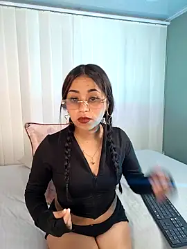 Snapshot of Mia_luxxx_ chatting on 03.18.26 Mia luxxx online show from 03.18.26