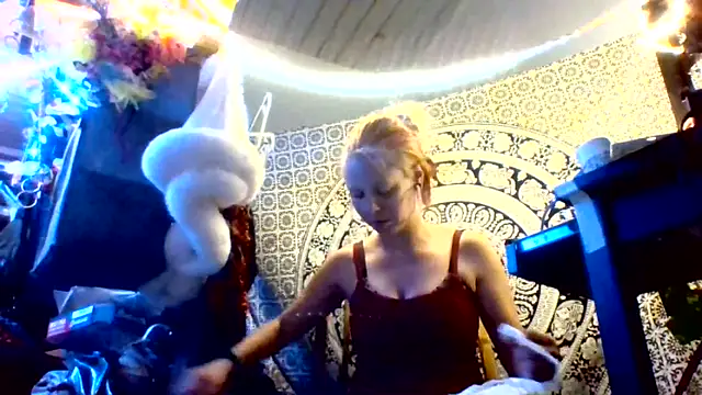 Snapshot of Ambionce chatting on 05.20.26 Ambionce online show from 05.20.26