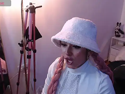 Snapshot of trinitych_ chatting on 03.25.26 trinitych online show from 03.25.26