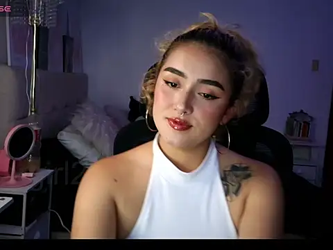Snapshot of trinitych_ chatting on 04.15.26 trinitych online show from 04.15.26