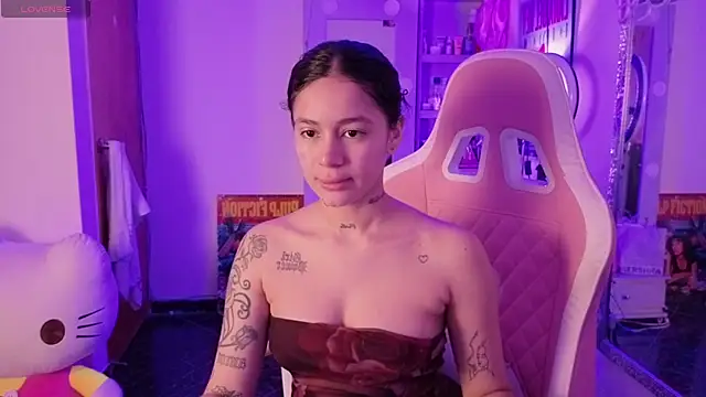 Snapshot of Oliviasims chatting on 04.15.26 Oliviasims online show from 04.15.26