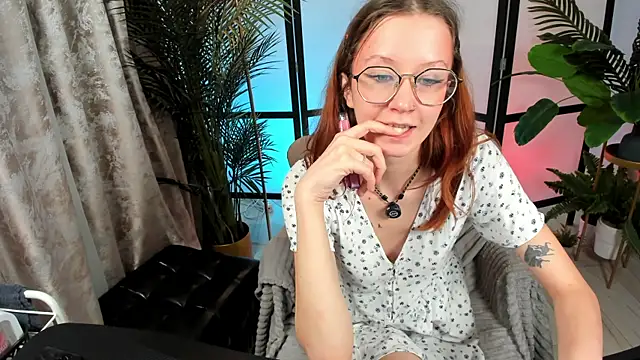 Snapshot of AmelieViolet chatting on 06.25.26 AmelieViolet online show from 06.25.26