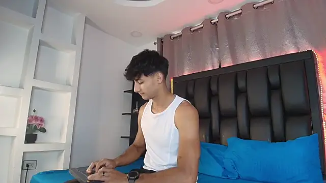 MaxiimoRomano  online show from 06.17.26