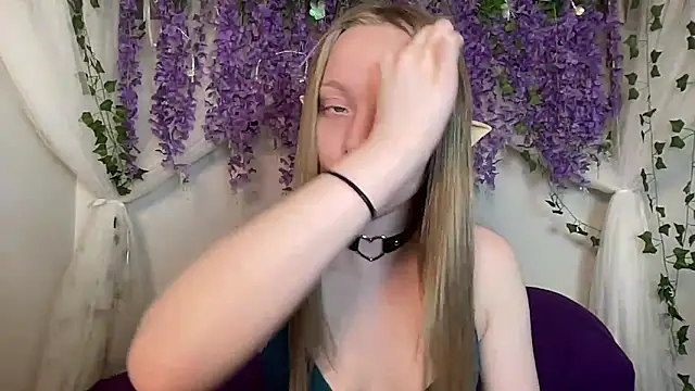 Snapshot of ElfGirlAna chatting on 04.06.26 ElfGirlAna online show from 04.06.26