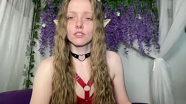 Snapshot of ElfGirlAna chatting on 06.25.26 ElfGirlAna online show from 06.25.26