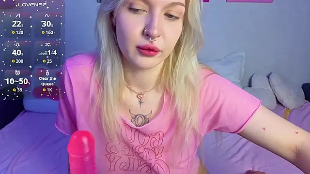 Snapshot of BlondieSummer chatting on 07.16.26 BlondieSummer online show from 07.16.26