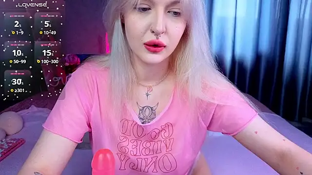 Snapshot of BlondieSummer chatting on 07.26.26 BlondieSummer online show from 07.26.26