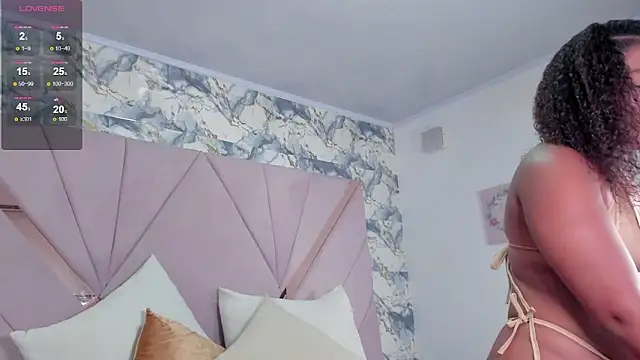 Snapshot of mia_rouxx1 chatting on 03.25.26 mia rouxx1 online show from 03.25.26