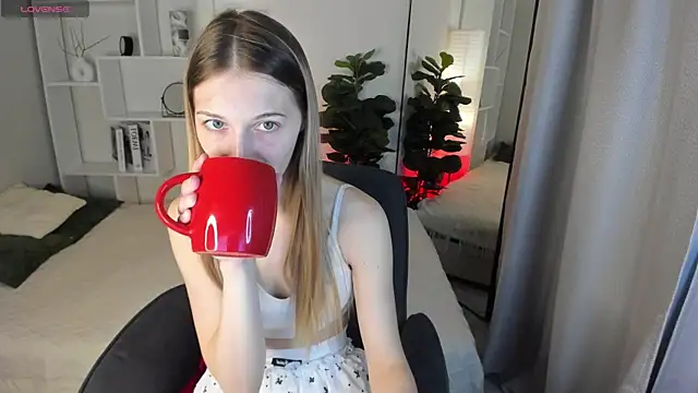 Snapshot of LauraPurr chatting on 05.25.26 LauraPurr online show from 05.25.26