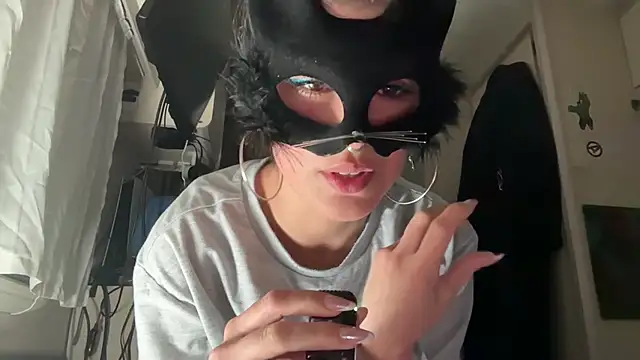 Snapshot of SilentScreamsVan- chatting on 04.11.26 SilentScreamsVan- online show from 04.11.26