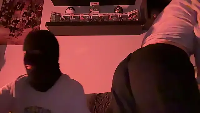 Snapshot of SilentScreamsVan- chatting on 04.14.26 SilentScreamsVan- online show from 04.14.26