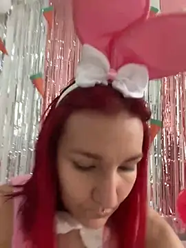 Snapshot of Amelie-RedHoney chatting on 04.05.26 Amelie-RedHoney online show from 04.05.26