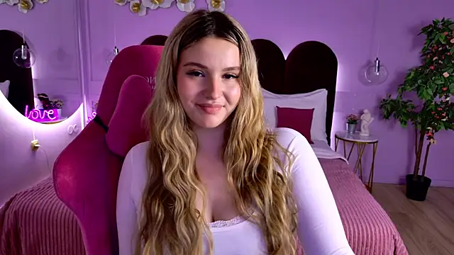 Snapshot of CharlotteAtwoood chatting on 05.18.26 CharlotteAtwoood online show from 05.18.26