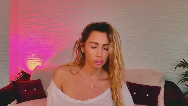 Snapshot of AngelWooW chatting on 03.27.26 AngelWooW online show from 03.27.26