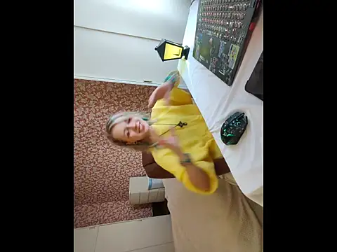 Snapshot of StijenaHunt chatting on 04.13.26 StijenaHunt online show from 04.13.26