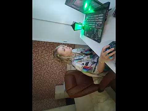 Snapshot of StijenaHunt chatting on 04.14.26 StijenaHunt online show from 04.14.26