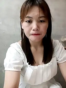 Snapshot of meg_06 chatting on 05.10.26 meg 06 online show from 05.10.26