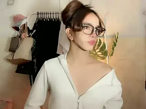 Snapshot of Leijona_Milker chatting on 06.19.26 Leijona Milker online show from 06.19.26