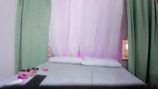 Snapshot of TessaLowe chatting on 03.25.26 TessaLowe online show from 03.25.26