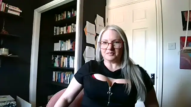 Snapshot of EmberSinn chatting on 04.28.26 EmberSinn online show from 04.28.26