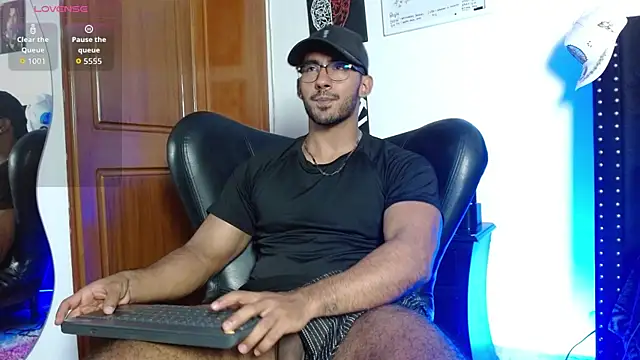 Snapshot of romanpearce_ chatting on 05.20.26 romanpearce online show from 05.20.26