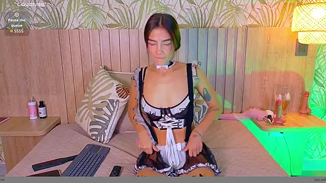 Snapshot of Charlott__18 chatting on 05.19.26 Charlott 18 online show from 05.19.26