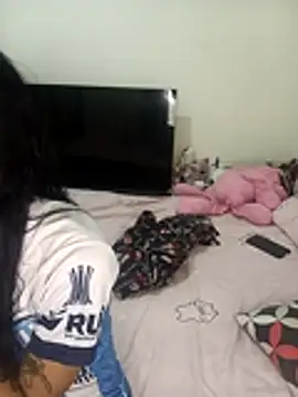 Yi Uzi online show from 04.02.26