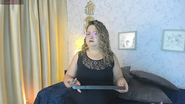 Snapshot of Martinacurvy_ chatting on 06.19.26 Martinacurvy online show from 06.19.26