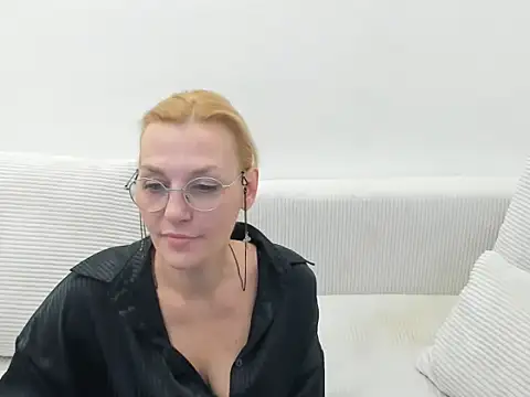 Snapshot of OeigesMik chatting on 04.10.26 OeigesMik online show from 04.10.26