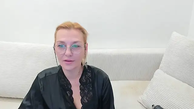 Snapshot of OeigesMik chatting on 04.11.26 OeigesMik online show from 04.11.26