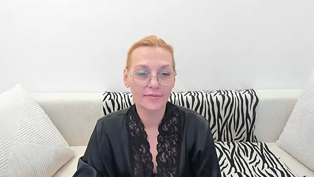 Snapshot of OeigesMik chatting on 04.20.26 OeigesMik online show from 04.20.26