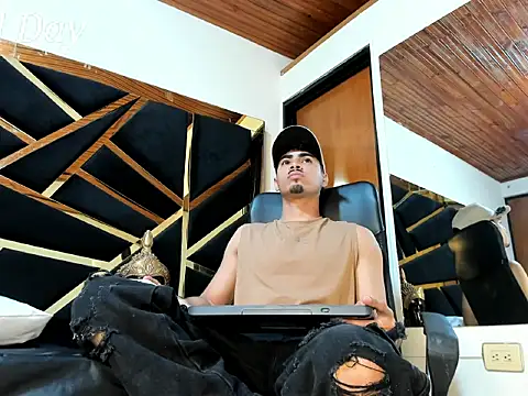 Snapshot of LucaColmal chatting on 04.06.26 LucaColmal online show from 04.06.26