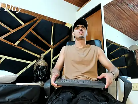 Snapshot of LucaColmal chatting on 04.06.26 LucaColmal online show from 04.06.26