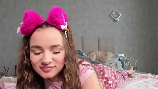 Snapshot of AlinaLuxxx chatting on 04.23.26 AlinaLuxxx online show from 04.23.26