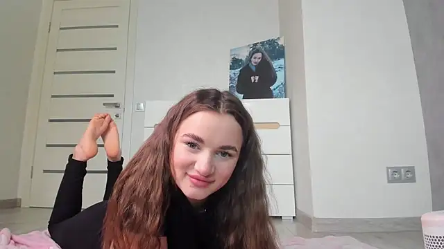 Snapshot of AlinaLuxxx chatting on 05.15.26 AlinaLuxxx online show from 05.15.26