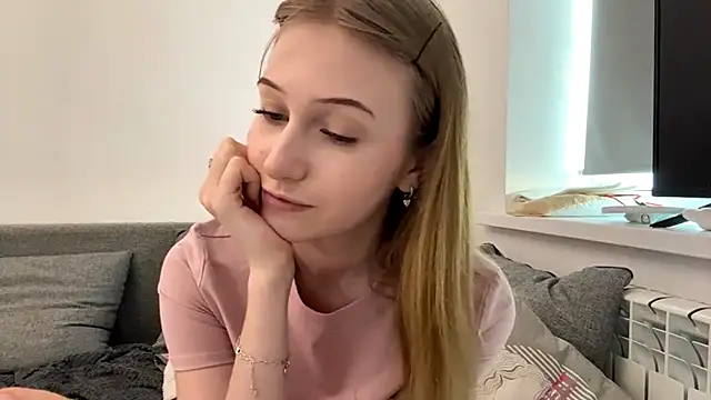 Snapshot of KatrineDrea chatting on 04.17.26 KatrineDrea online show from 04.17.26