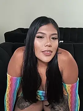 Snapshot of aleenavarro chatting on 06.18.26 aleenavarro online show from 06.18.26