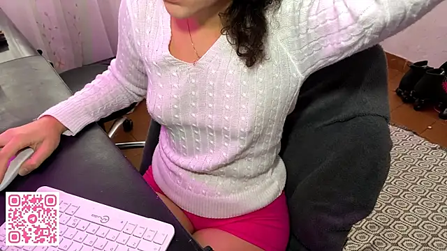 Snapshot of petitecurlybrunette chatting on 06.26.26 petitecurlybrunette online show from 06.26.26