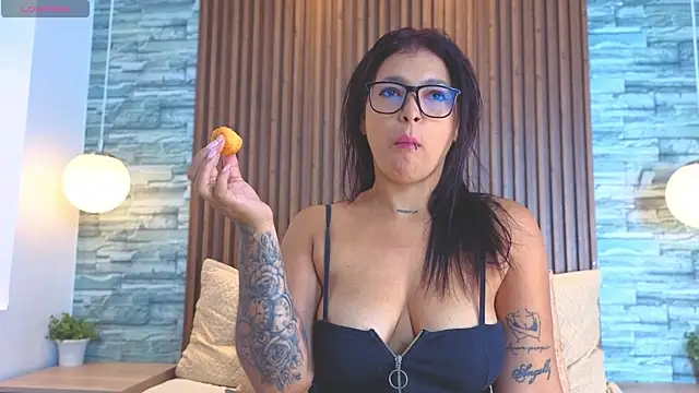 Snapshot of Mia_milf_x chatting on 06.09.26 Mia milf x online show from 06.09.26