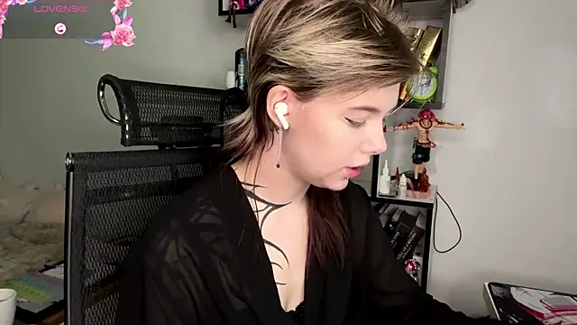Snapshot of MadalynNosel chatting on 05.24.26 MadalynNosel online show from 05.24.26
